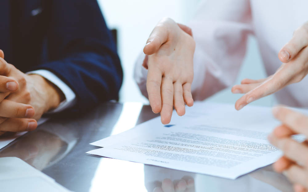 Verhandlung Arbeitsvertrag - bildlich für Arbeitsrecht Anwalt